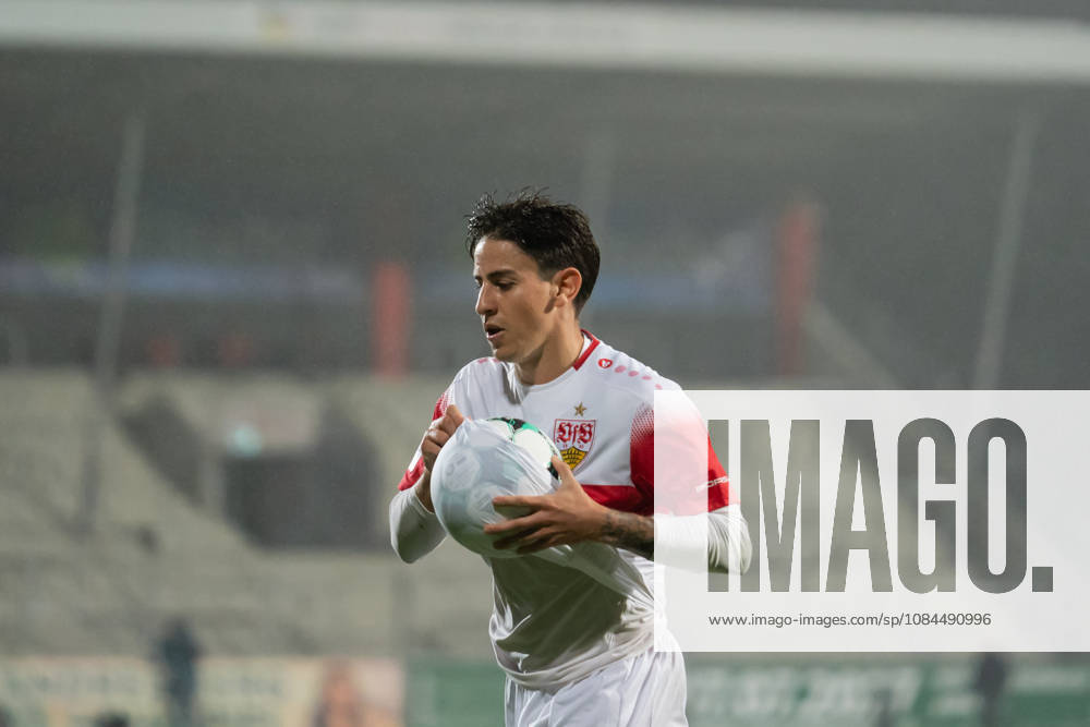 Soccer 3rd Division, VfB Stuttgart U23 vs. TSG Hoffenheim II, from left: Nicolas Sessa 10, VfB Stuttgart II prepares for a throw-in in Aspach