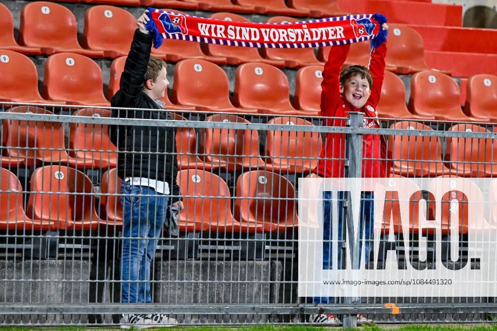 Two children hold up an Unterhaching scarf, October 13, 2026, Unterhaching, Germany, soccer, Bavarian Regional League, SpVgg Unterhaching vs. TSV 1882 Landsberg