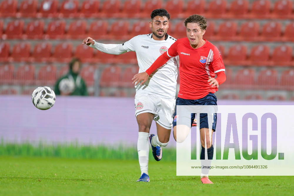 V li Benito Alisanovic Landsberg, 4 Samuel Weiss Unterhaching, 17 in a one-on-one, duel, tackle, dynamic, action, 13 10 2026, Unterhaching, Germany, soccer, Bavarian Regional League, SpVgg Unterhaching vs. TSV 1882 Landsberg
