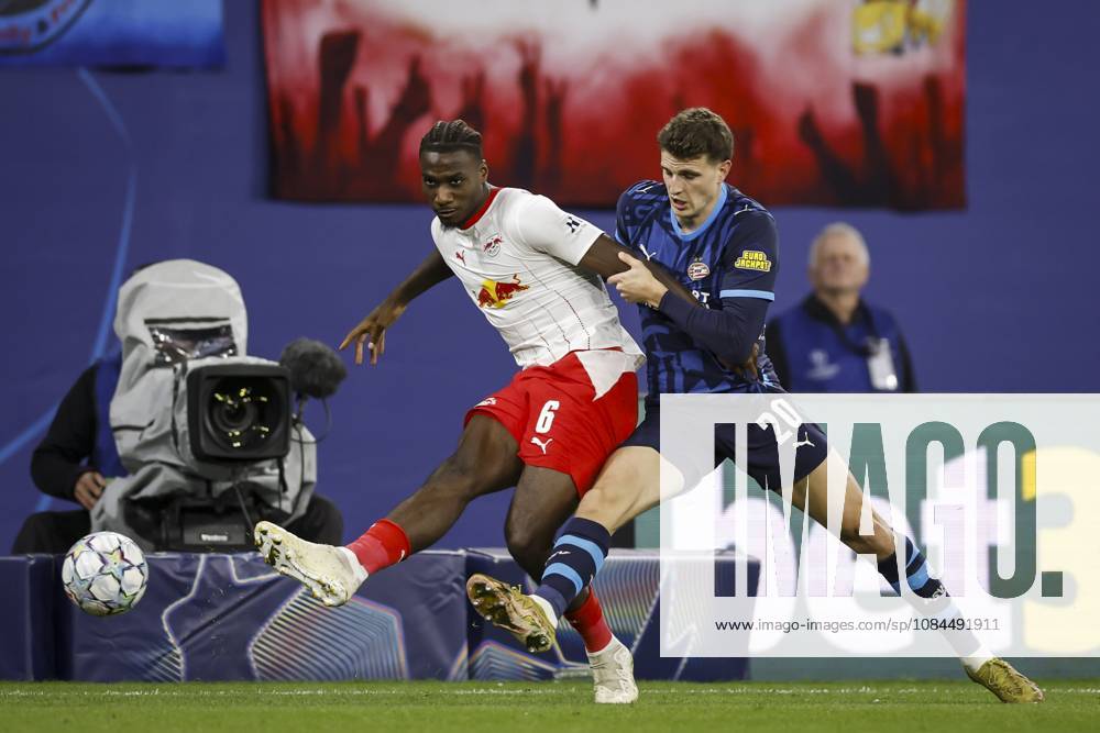 LEIPZIG - (lr) Ezechiel Banzuzi of RB Leipzig and Guus Til of PSV Eindhoven during the UEFA Champions League match between RB Leipzig and PSV Eindhoven at the RB Arena on 13 October 2026 in Leipzig, Germany. MAURICE VAN STEEN ANP ANPxSportx IVx 572344798 originalFilename: 572344798