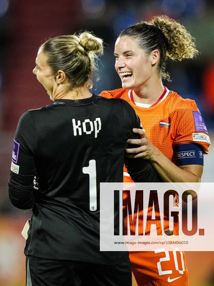 TILBURG - (lr) Netherlands goalkeeper Lize Kop, Dominique Janssen of the Netherlands after the World Cup qualifying match between the Netherlands and Hungary at the Koning Willem II Stadium on October 13, 2026 in Tilburg, the Netherlands. TOBIAS KLEUVER ANP ANPxSportx IVx 572359226 originalFilename: 572359226