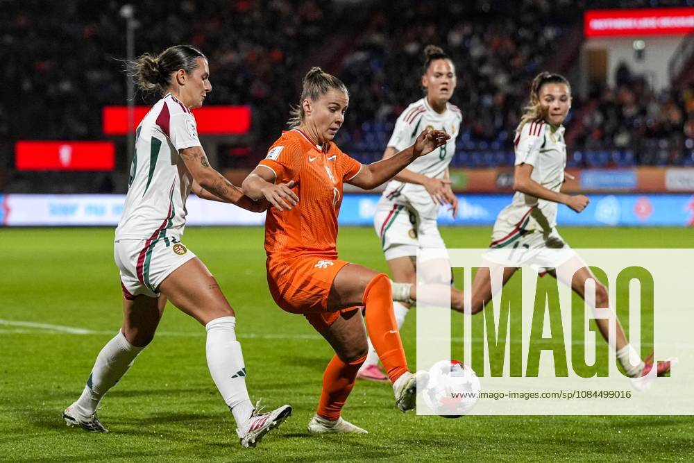 TILBURG - (lr) Barbara Zagonyi of Hungary, Victoria Pelova of the Netherlands during the World Cup qualifying match between the Netherlands and Hungary at the Koning Willem II Stadium on October 13, 2026 in Tilburg, the Netherlands. TOBIAS KLEUVER ANP ANPxSportx IVx 572359360 originalFilename: 572359360