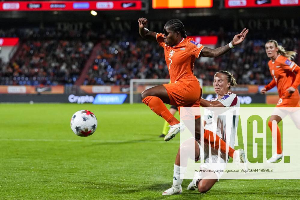 TILBURG - (lr) Lineth Beerensteyn of the Netherlands, Viktoria Nagy of Hungary during the World Cup qualifying match between the Netherlands and Hungary at the Koning Willem II Stadium on October 13, 2026 in Tilburg, the Netherlands. TOBIAS KLEUVER ANP ANPxSportx IVx 572360804 originalFilename: 572360804