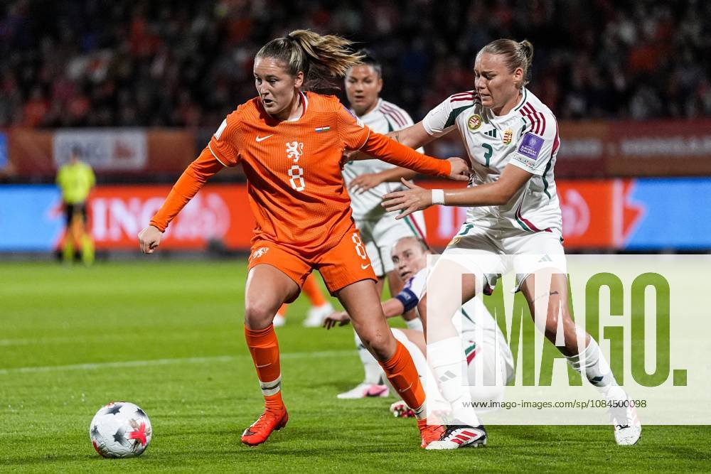TILBURG - (lr) Wieke Kaptein of the Netherlands, Laura Palakovics of Hungary during the World Cup qualifying match between the Netherlands and Hungary at the Koning Willem II Stadium on October 13, 2026 in Tilburg, the Netherlands. TOBIAS KLEUVER ANP ANPxSportx IVx 572361060 originalFilename: 572361060