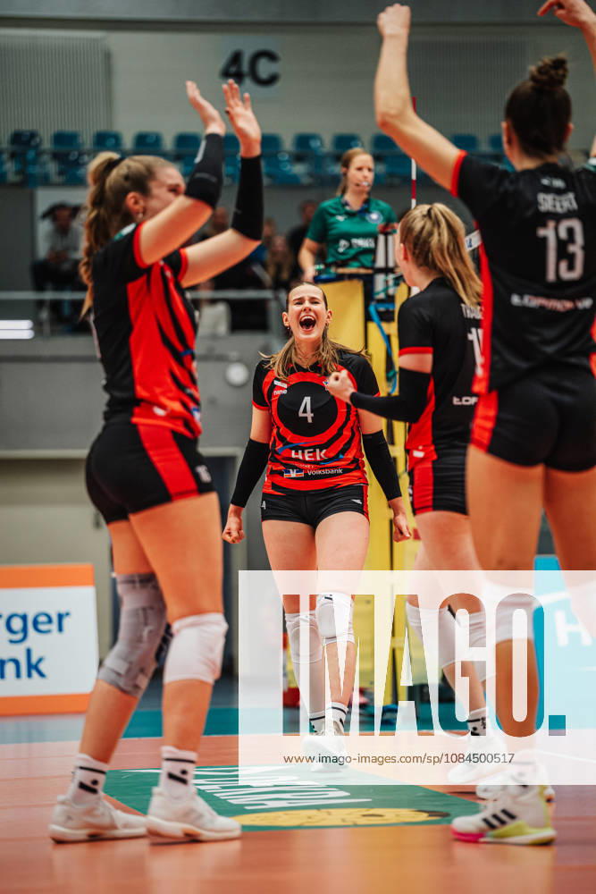 Women s Volleyball, 2026–2027 Season, DEKRA 1 Volleyball Bundesliga, ETV Hamburger Volksbank Volleys vs. Schwarz Weiß Erfurt, October 13, 2026. ETV celebrates in the center. Lilly Faroß 4, ETV Hamburger Volksbank Volleys, Hamburg, CU Arena, Hamburg, Germany