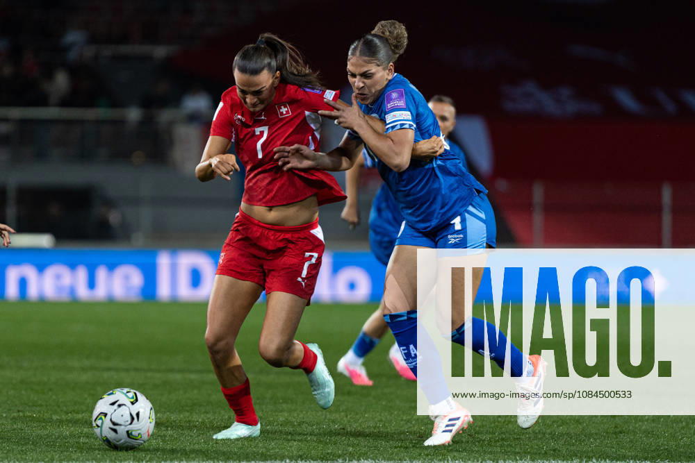SION, SWITZERLAND, OCTOBER 13 : Duel between Riola Xhemaili of Switzerland and Itaf Alkisi of Israel during the FIFA Women s World Cup 2027 Women s European Qualifiers Play-offs game between Switzerland and Israel at Stade de Tourbillon on October 13, 2026 in Sion, Switzerland.