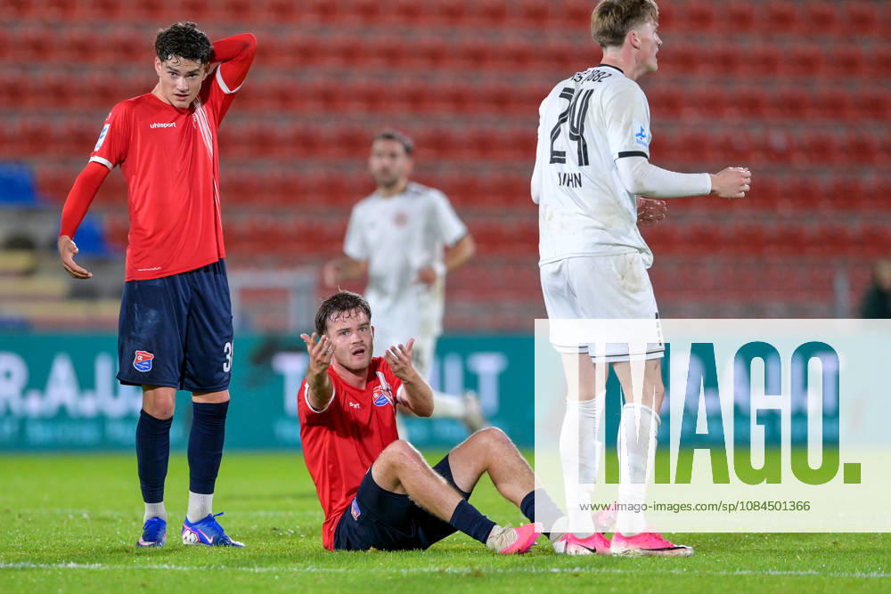 From left: Constantin Strunz, Unterhaching, 38; Jeroen Krupa, Unterhaching, 9; sitting on the ground, complaining, grumbling, pessimistic; action; Benedikt Kuhn, Landsberg, 24; 13, October 2026; Unterhaching, Germany, soccer, Bavarian Regional League, SpVgg Unterhaching vs. TSV 1882 Landsberg