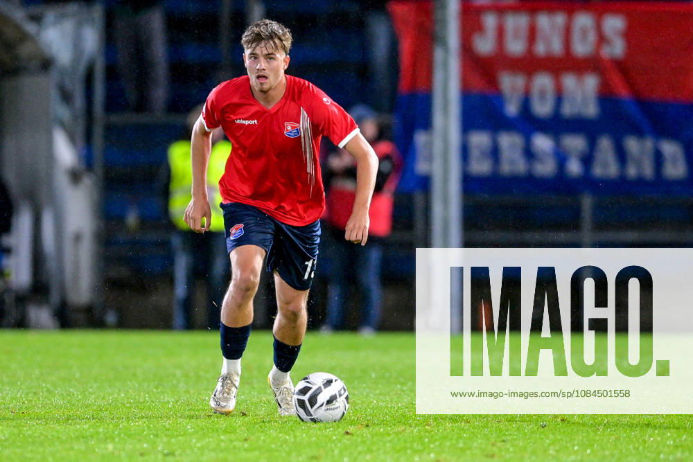 Luis Pfluger, Unterhaching, No. 13 with the ball, free kick, single frame, action, October 13, 2026, Unterhaching, Germany, soccer, Bavarian Regional League, SpVgg Unterhaching vs. TSV 1882 Landsberg