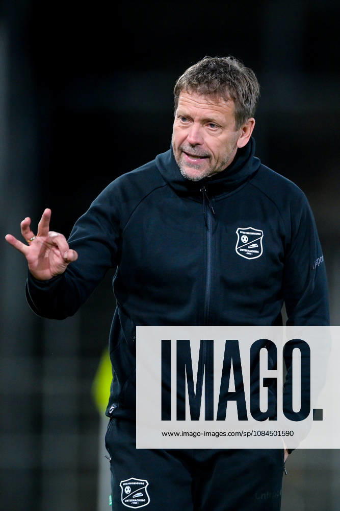Coach Holger Seitz of Unterhaching gives instructions, gesticulates with his arms, single frame, action, October 13, 2026, Unterhaching, Germany, soccer, Bavarian Regional League, SpVgg Unterhaching vs. TSV 1882 Landsberg
