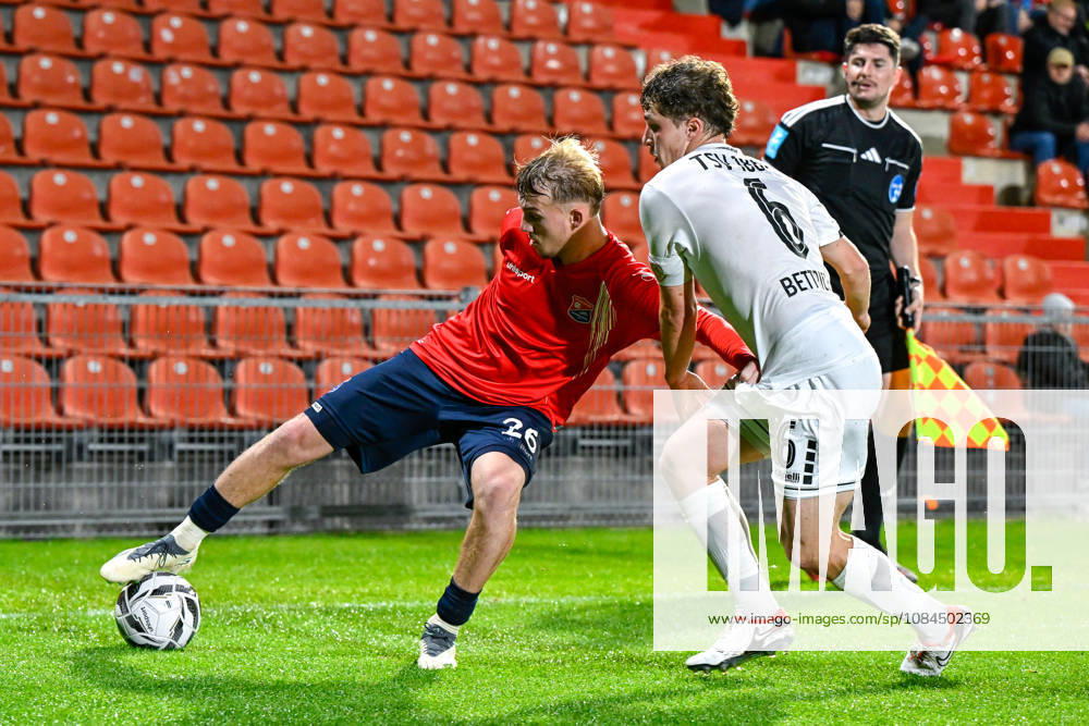 From left: Andy Breuer (Unterhaching), 26; Lukas Bettrich (Landsberg), 6; in a one-on-one battle, duel, tackle, dynamic, action, 13, 10, 2026, Unterhaching, Germany, soccer, Bavarian Regional League, SpVgg Unterhaching vs. TSV 1882 Landsberg