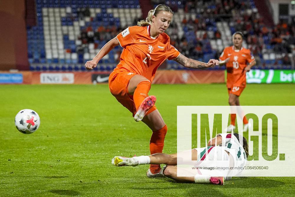 TILBURG - (lr) Lynn Wilms of the Netherlands, Borbala Bincze of Hungary during the World Cup qualifying match between the Netherlands and Hungary at the Koning Willem II Stadium on October 13, 2026 in Tilburg, the Netherlands. TOBIAS KLEUVER ANP ANPxSportx IVx 572376653 originalFilename: 572376653