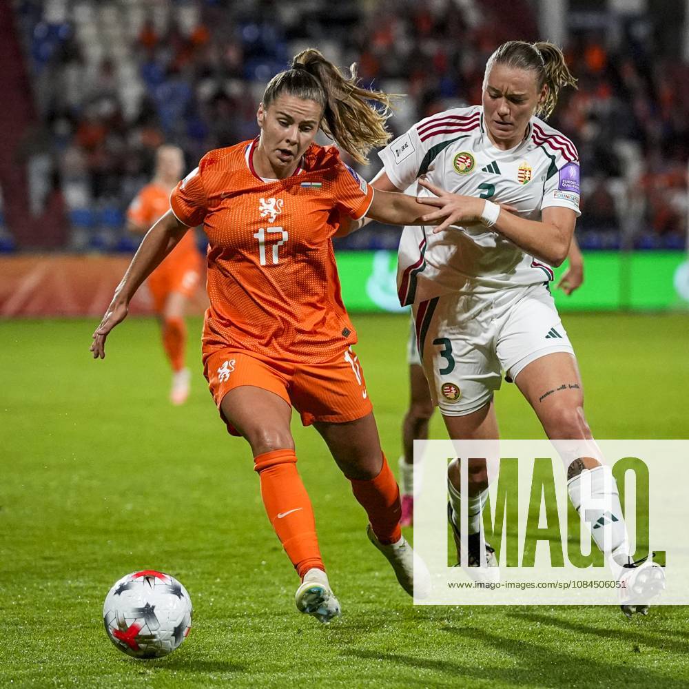 TILBURG - (lr) Victoria Pelova of the Netherlands, Laura Palakovics of Hungary during the World Cup qualifying match between the Netherlands and Hungary at the Koning Willem II Stadium on October 13, 2026 in Tilburg, the Netherlands. TOBIAS KLEUVER ANP ANPxSportx IVx 572376667 originalFilename: 572376667
