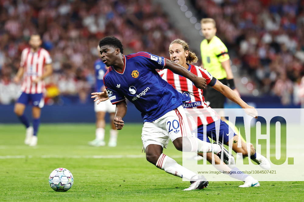 (L-R) Carlos Baleba (ManU), Marcos Llorente (Atletico), OCTOBER 13, 2026 - Football Soccer : UEFA Champions League league phase match day 2 between Club Atletico de Madrid - Manchester United, ManU FC at the Estadio Metropolitano in Madrid, Spain. Noxthirdxpartyxsales aflo_355775466 MutsuxKawamorix
