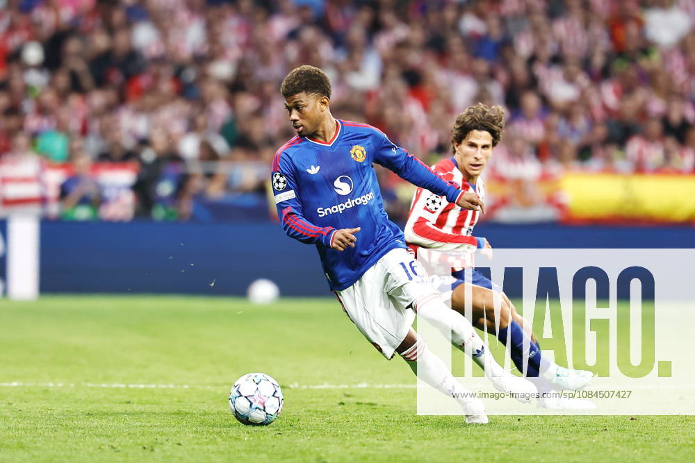 (L-R) Amad Diallo (ManU), Giuliano Simeone (Atletico), OCTOBER 13, 2026 - Football Soccer : UEFA Champions League league phase match day 2 between Club Atletico de Madrid - Manchester United, ManU FC at the Estadio Metropolitano in Madrid, Spain. Noxthirdxpartyxsales aflo_355775478 MutsuxKawamorix