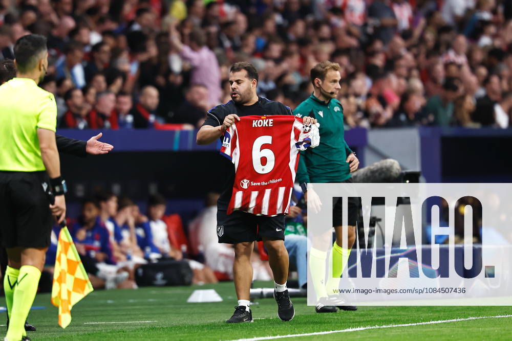 Atletico de Madrid team stuff (Atletico), OCTOBER 13, 2026 - Football Soccer : Atltico de Madrid staff members hold up the jersey of Koke, whose mother recently passed away after Barrios s goal during UEFA Champions League league phase match day 2 between Club Atletico de Madrid - Manchester United, ManU FC at the Estadio Metropolitano in Madrid, Spain. Noxthirdxpartyxsales aflo_355775488 MutsuxKawamorix