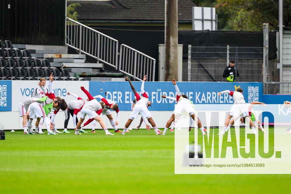 SOCCER - UEFA YL, LASK vs Liverpool PASCHING,AUSTRIA,14.OCT.26 - SOCCER - UEFA Youth League, Linzer ASK vs Liverpool FC. Image shows players of Liverpool during warm-up. GEPAxpictures xChristianxMoser