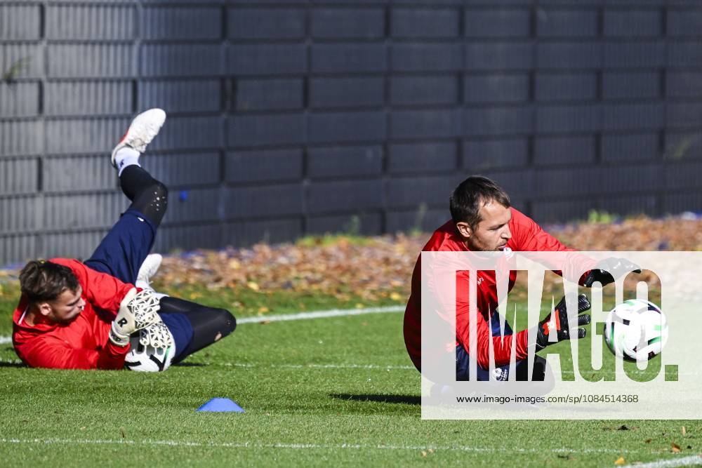 Gent s goalkeeper Kjell Peersman and Gent s goalkeeper Davy Roef pictured in action during a training session of Belgian soccer team KAA Gent, Wednesday 14 October 2026 in Gent. The team is preparing for the opening match of the UEFA Conference League league phase against Danish Aarhus GF tomorrow. TOMxGOYVAERT x189777101x
