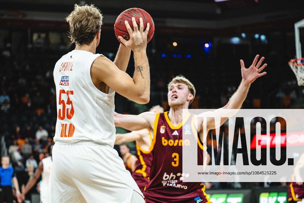 Lenny Liedtke of ratiopharm ulm and Marcus Domask of KK Bosna BH Telecom Sarajevo battle for the ball during the Basketball Eurocup game between ratiopharm ulm and BOSNA BH Telecom Sarajevo at the ratiopharm Arena on October 14, 2026 in Neu Ulm, Germany. Photo by Harry Langer, DeFodi Images