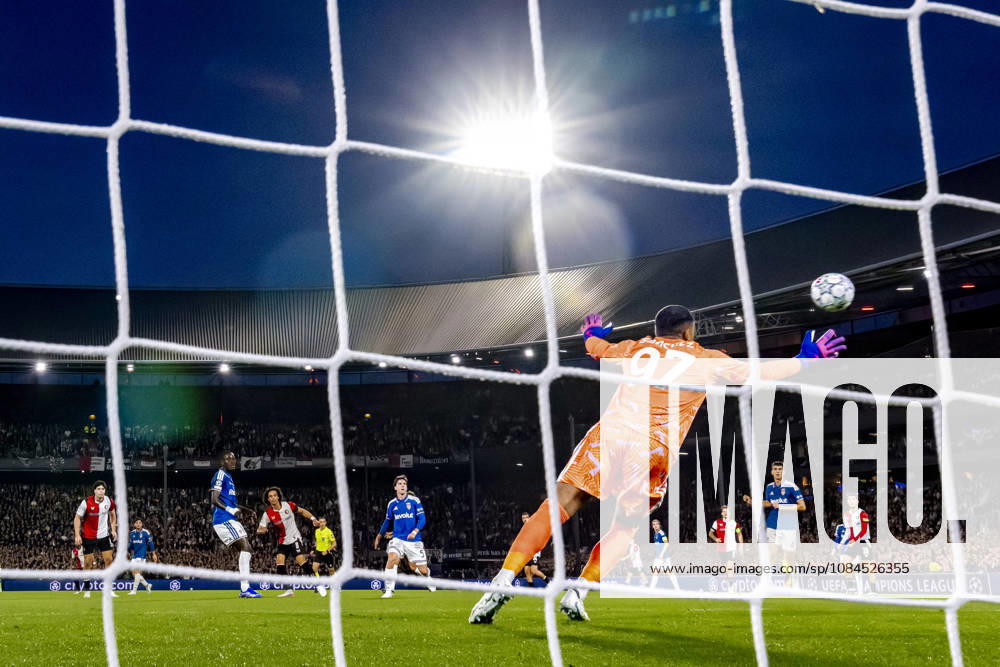 ROTTERDAM Feyenoord midfielder Gjivai Zechiël scores the equalizer to make it 1–1 during the UEFA Champions League match between Feyenoord and Como at De Kuip on October 14, 2026, in Rotterdam, Netherlands. Photo by DeFodi Images