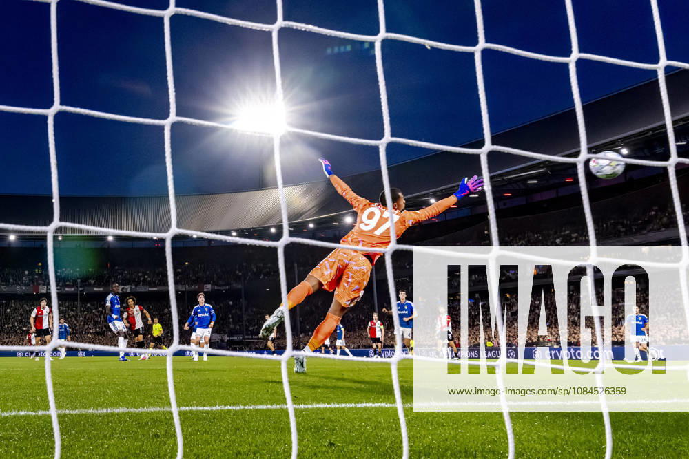 ROTTERDAM: Feyenoord midfielder Gjivai Zechiël scores the equalizer to make it 1–1 during the UEFA Champions League match between Feyenoord and Como at De Kuip on October 14, 2026, in Rotterdam, the Netherlands. Photo by DeFodi Images