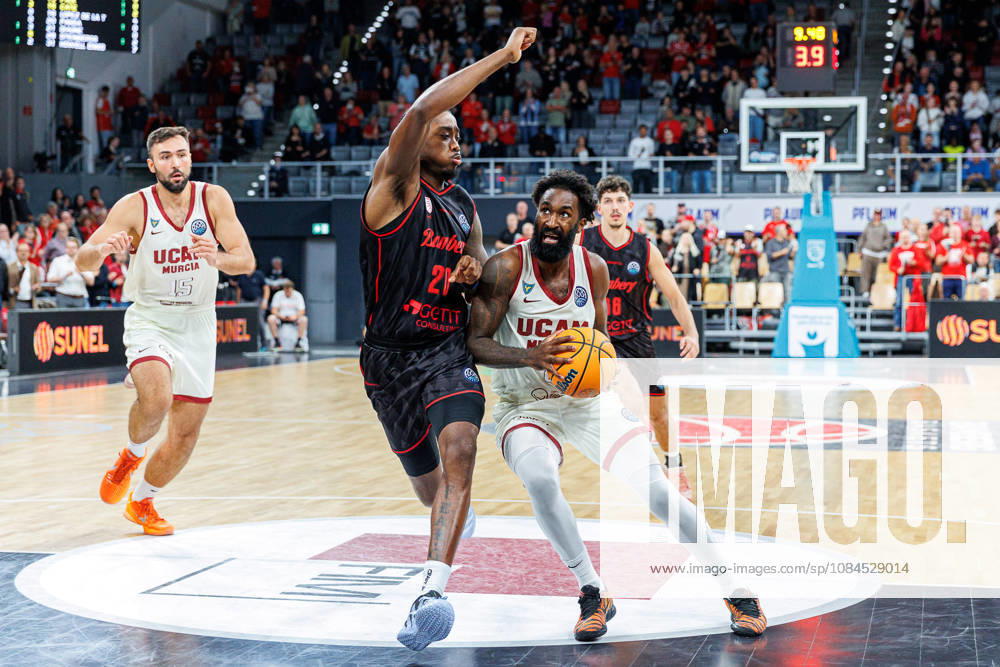 Hason Ward, BMA365 Bamberg Baskets, 20; Howard Sant Roos, UCAM Murcia, 08; BMA365 Bamberg Baskets vs. UCAM Murcia, Basketball, Basketball Champions League, Matchday 3, October 14, 2026 BMA365 Bamberg Baskets vs. UCAM Murcia, Basketball, Basketball Champions League, Matchday 3, October 14, 2026 Bamberg