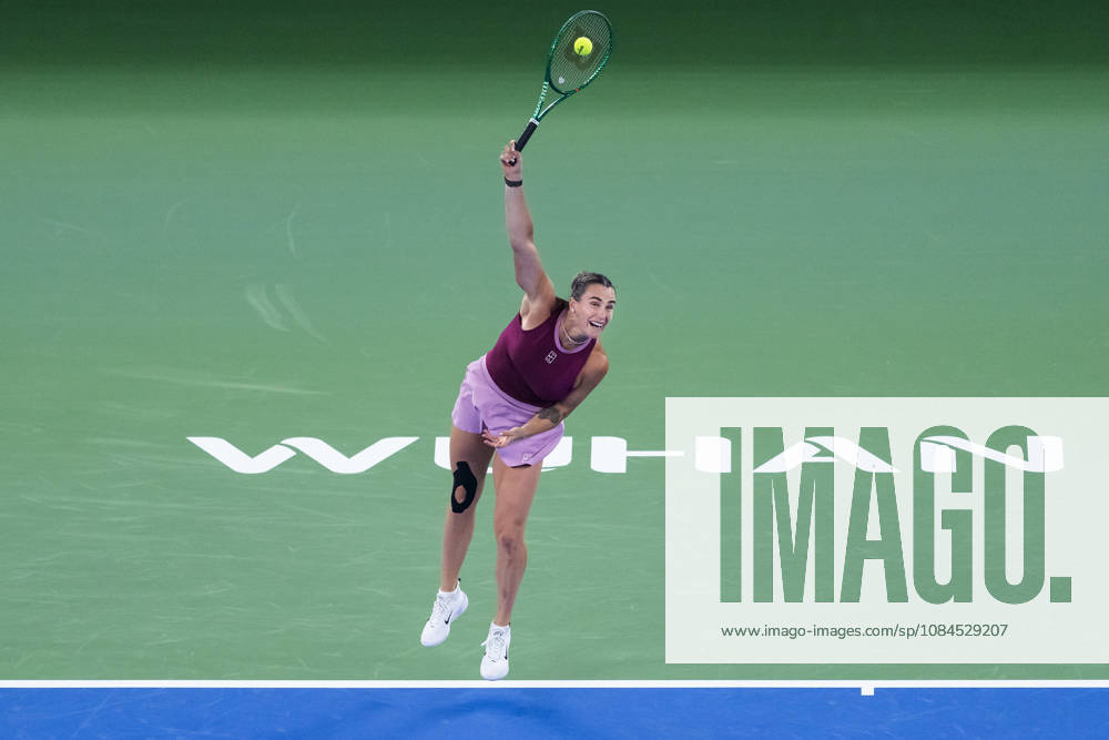2026 WTA, Tennis Damen Wuhan Open: Aryna Sabalenka - Ann Li in wuhan, China - 14 Oct 2026 Aryna Sabalenka of Belarus plays against Ann Li of USA ( not in view) during the Wuhan Open final match at the Optics Valley International Tennis Center. Ann li defeated Aryna Sabalenka with a score of 3-6, 6-4, 7-6. wuhan China