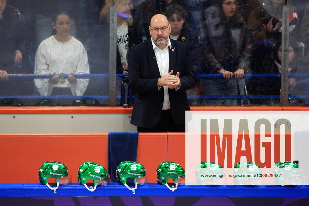 DEU, GER, Ice Hockey, Champions League, 2026–27 Season, Berlin, Eisbären Berlin vs. Klagenfurther AC Head Coach Eric Dubois, Eisbären Berlin, players helmets on the boards, nordphoto GmbH, Engler, City, Wellblechpalast, Federal State, Country