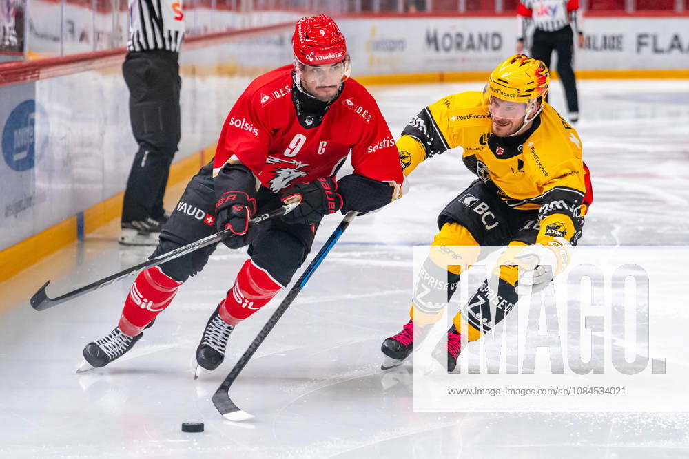 NL: Lausanne HC - HC Ajoie 14.10.2026, Lausanne, Vaudoise Arena, NL: Lausanne HC - HC Ajoie. Damien Riat (9, Lausanne HC) and Kristian Tanus (27, HC Ajoie) during the 2026-2027 Swiss National League Ice hockey, Eishockey game between Lausanne HC and HC Ajoie the Wednesday 14.10.2026 at the Vaudoise Arena in Lausanne, Switzerland. Lausanne Vaudoise Arena Vaud Switzerland