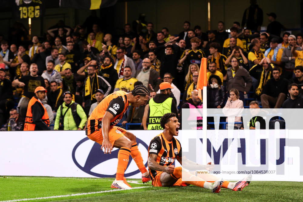 Schachtar Donezk gegen AEK Athen, 14. Oktober 2026, London, UEFA Champions League: Schachtar Donezk gegen AEK Athen – Vinicius Tobias von Schachtar Donezk feiert das zweite Tor mit seinen Mannschaftskollegen. Foto: Jacques Feeney, Offside, London, Großbritannien