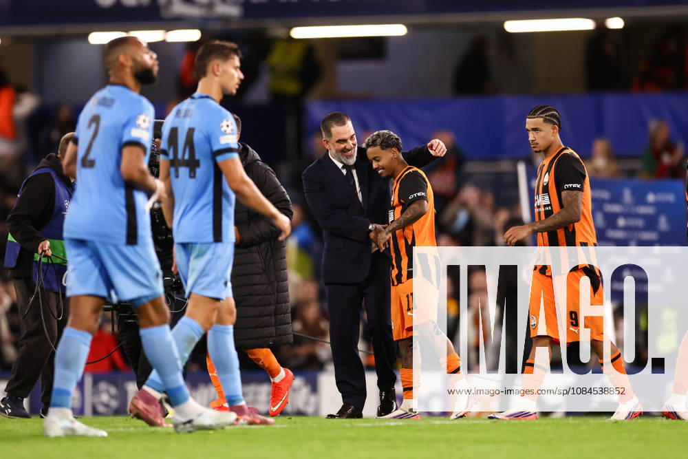 Schachtar Donezk gegen AEK Athen, 14. Oktober 2026, London – UEFA Champions League: Schachtar Donezk gegen AEK Athen. Schachtar-Trainer Arda Turan feiert den Sieg gemeinsam mit Newerton von Schachtar Donezk. Foto: Jacques Feeney, Offside, London, Großbritannien