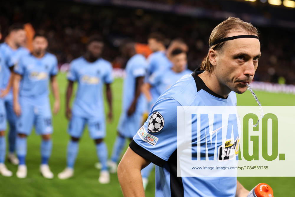 Schachtar Donezk gegen AEK Athen, 14. Oktober 2026, London, UEFA Champions League: Schachtar Donezk gegen AEK Athen. Lovro Majer von AEK Athen spuckt Wasser aus, während sich der Rest der Mannschaft für ein Mannschaftsfoto aufstellt. Foto: Jacques Feeney, Offside, London, Großbritannien