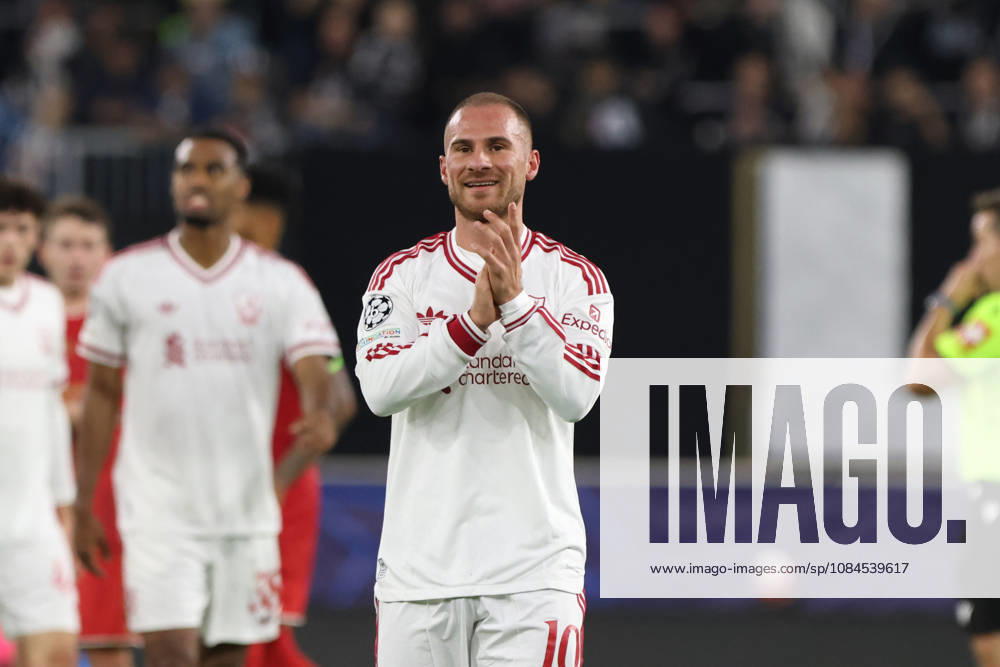 Alexis Mac Allister of Liverpool applauding to the fans of Liverpool during the UEFA Champions League league phase matchday 2 match between LASK and Liverpool at Oberoesterreich Arena on October 14, 2026 in Linz, Austria. (Photo by Severin Aichbauer Sports Press Photo SPP)