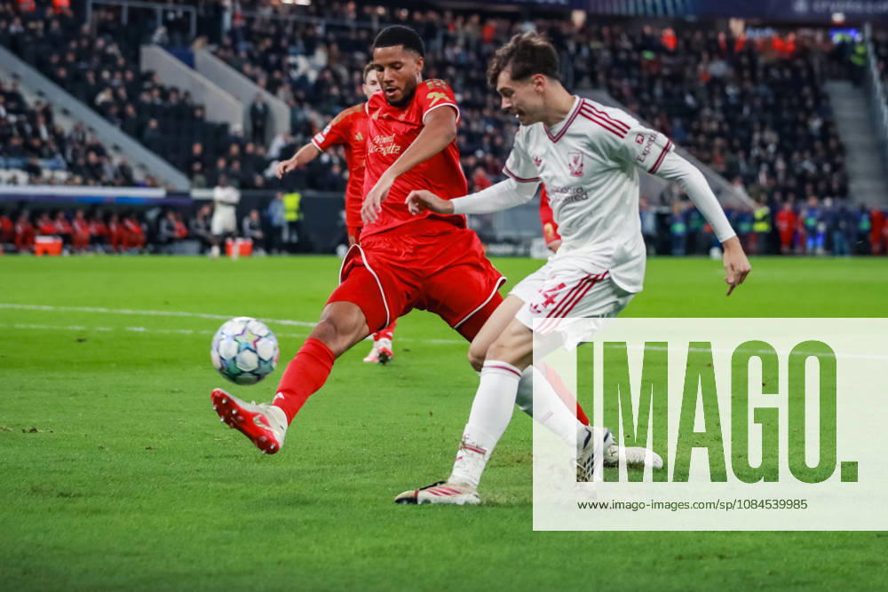 SOCCER - UEFA CL, LASK vs Liverpool LINZ,AUSTRIA,14.OCT.26 - SOCCER - UEFA Champions League, Linzer ASK vs Liverpool FC. Image shows Xavier Mbuyamba (LASK) and Luke Chambers (Liverpool). GEPAxpictures xManuelxBinder