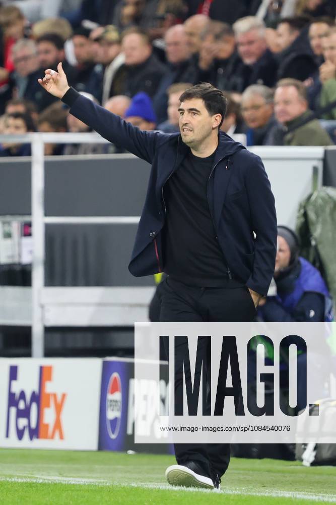 Linz, AUT, On the Road in Upper Austria, LASK, Linzer ASK, Liverpool FC, UEFA Champions League, Matchday 2, Upper Austria Arena, Raiffeisen Arena, Linz, Austria, pictured: Andoni Iraola, coach, Liverpool FC, vs. LASK, UEFA Champions League,