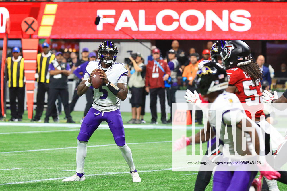 ATLANTA, GA - OCTOBER 11: Starting quarterback Tyler Huntley (5) of the Baltimore Ravens looks for a receiver during the Sunday evening NFL, American Football Herren, USA game between the Atlanta Falcons and the Baltimore Ravens on October 11, 2026 at the Mercedes-Benz Stadium in Atlanta, Georgia. (Photo by David J. Griffin Icon Sportswire) NFL: OCT 11 Ravens at Falcons Icon9532610110033