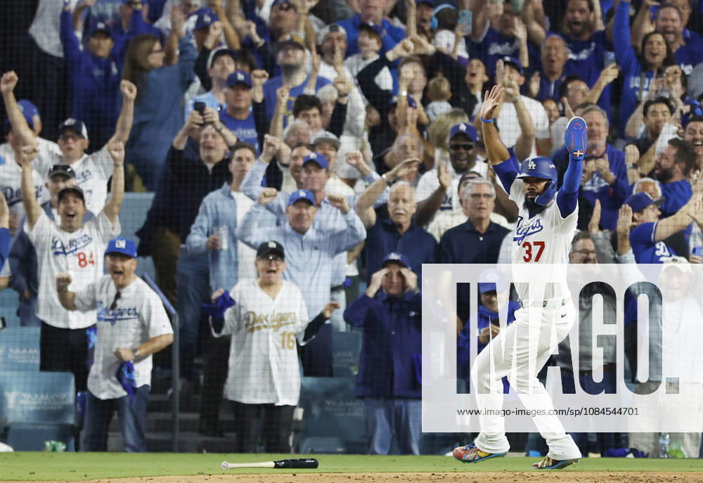 Los Angeles Dodger Teoscar Hernandez (37) celebrates after scoring on a two-rbi double by Will Smith against the Milwaukee Brewers in the sixth inning of the MLB, Baseball Herren, USA National League Championship Series playoffs at Dodger Stadium in Los Angeles, California, on Wednesday, October 14, 2026. LAP20261014720 CAROLINExBREHMAN