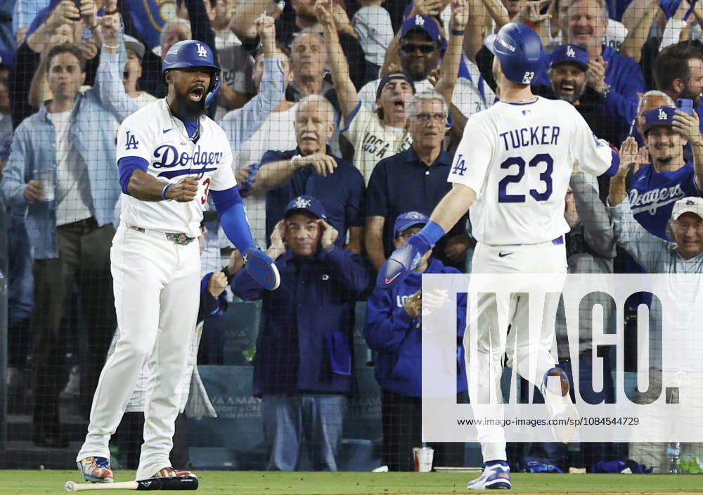 Los Angeles Dodger Teoscar Hernandez (37) celebrates with Kyle Tucker after they both scored on a two-rbi double by Will Smith against the Milwaukee Brewers in the sixth inning of the MLB, Baseball Herren, USA National League Championship Series playoffs at Dodger Stadium in Los Angeles, California, on Wednesday, October 14, 2026. LAP20261014721 CAROLINExBREHMAN