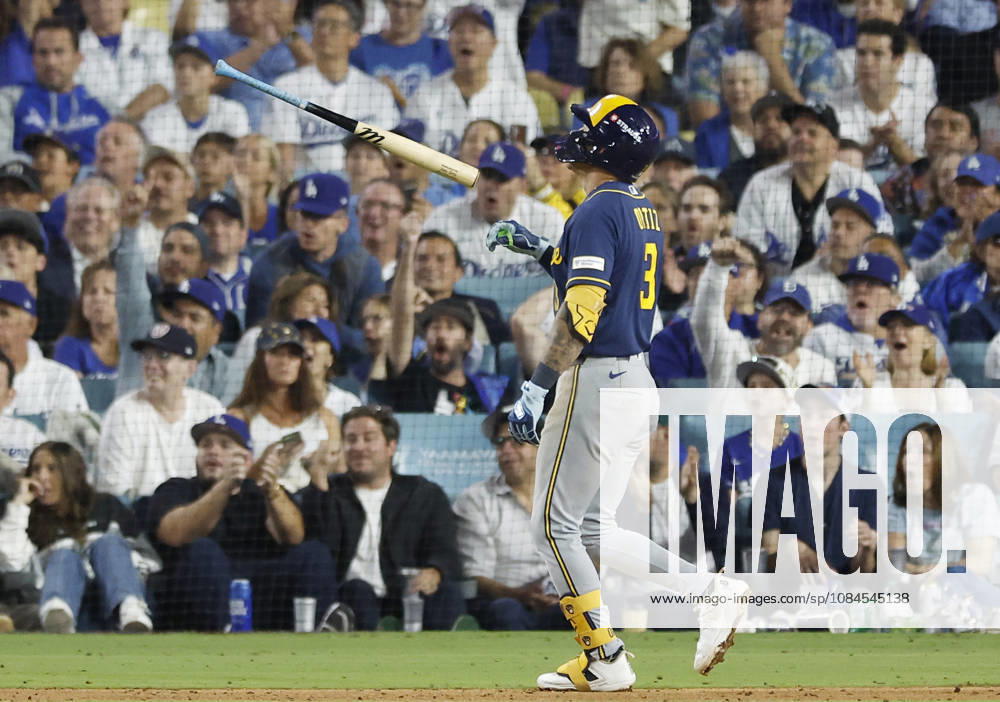 Milwaukee Brewers Joey Ortiz (3) tosses his bat after hitting into a double play against the Los Angeles Dodgers in the seventh inning of the MLB, Baseball Herren, USA National League Championship Series playoffs at Dodger Stadium in Los Angeles, California, on Wednesday, October 14, 2026. LAP20261014735 CAROLINExBREHMAN