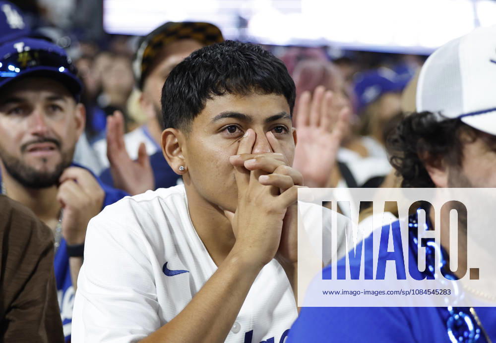 A Los Angeles Dodgers fan watches the action as the Dodgers trail the Milwaukee Brewers 5-2 in the bottom of the eighth inning in the MLB, Baseball Herren, USA National League Championship Series playoffs at Dodger Stadium in Los Angeles, California, on Wednesday, October 14, 2026. LAP20261014739 CAROLINExBREHMAN