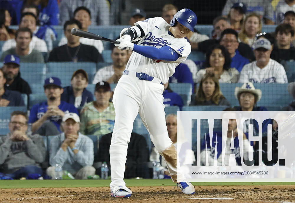 Los Angeles Dodgers designated hitter Shohei Ohtani (17) hits a single against the Milwaukee Brewers in the bottom of the eighth inning in the MLB, Baseball Herren, USA National League Championship Series playoffs at Dodger Stadium in Los Angeles, California, on Wednesday, October 14, 2026. LAP20261014740 CAROLINExBREHMAN