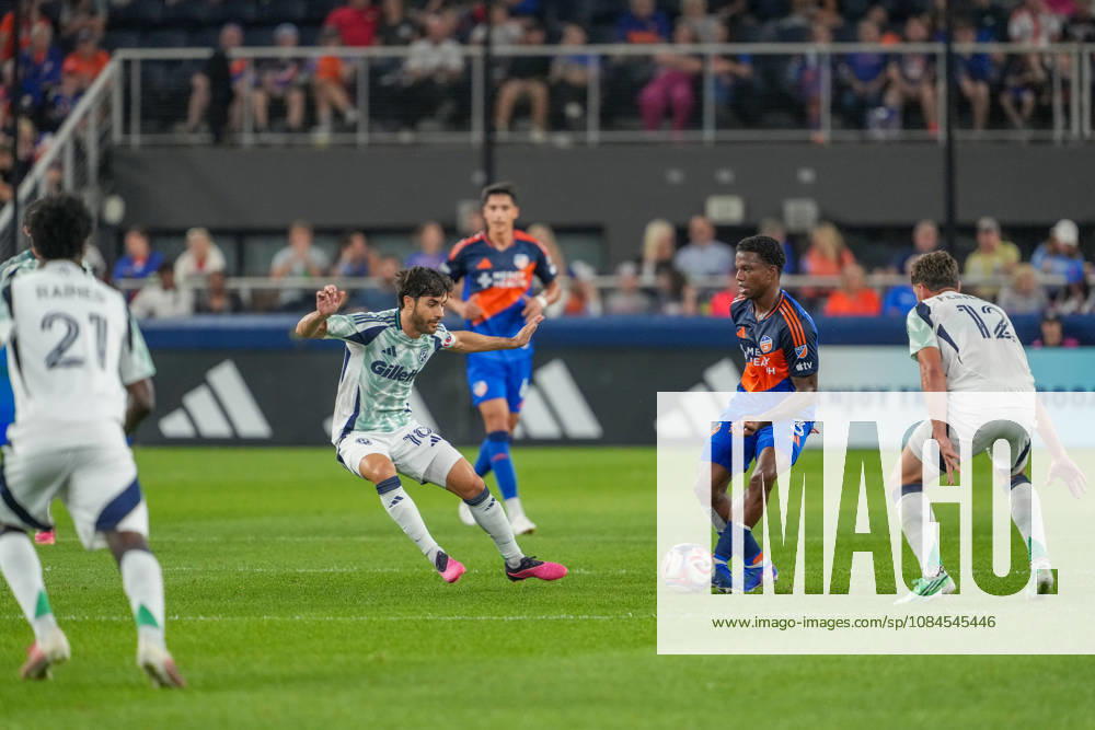FC Cincinnati defender Tyrell Malacia (3) passes the ball down field during an MLS, Fussball Herren, USA game at TQL Stadium Cincinnati USA - ZUMAt168 20261014_zsp_t168_004