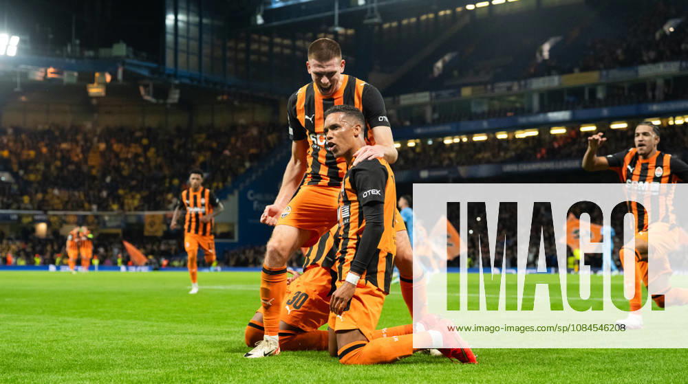 Pedrinho, Oleh Ocheretko of Shakhtar Donetsk players celebrate after scoring the equalizing goal during UEFA Champions League - League Phase - Matchday 2 season 26 27 game between Shakhtar Donetsk and AEK Athens (Ruslan Taran Ball Raw Images) London Stamford Bridge United Kingdom
