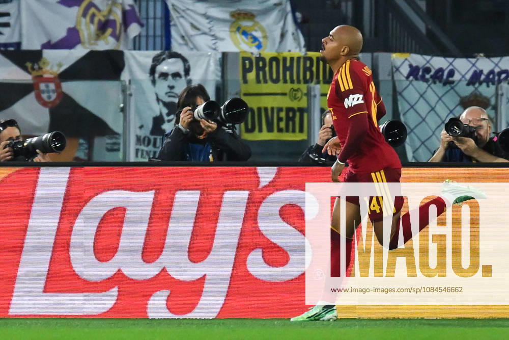 2026,Roma-Real Madrid Donyell Malen of Roma celebrates scoring his goal during the Champions League match Championship phase Matchday 2 Roma-Real Madrid at the Stadio Olimpico. Rome (Italy), October 14, 2026Imago-Images Emmefoto
