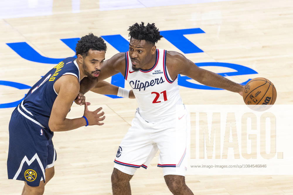 Los Angeles Clippers Jalen Pickett (21) dribbles against Denver Nuggets Ryan Nembhard (9) during an NBA, Basketball Herren, USA preseason game on Wednesday, Oct. 14, 2026 in Inglewood Calf. NBA 2026: Clippers Vs Nuggets - ZUMAc68_ 20261014_zaf_c68_032