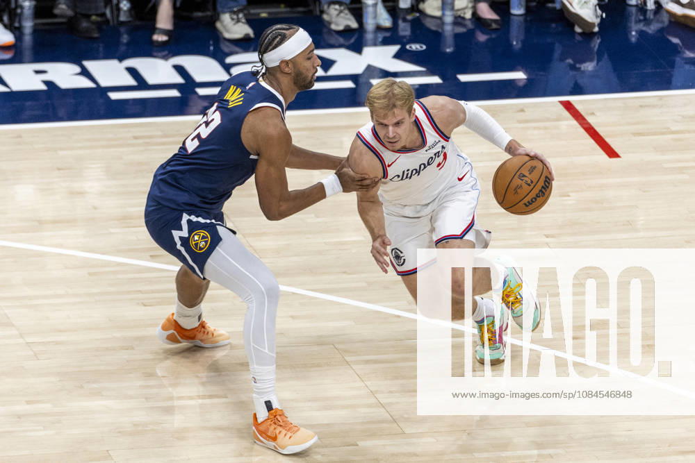 Los Angeles Clippers Gradey Dick (9) drives against Denver Nuggets Aaron Gordon (32) during an NBA, Basketball Herren, USA preseason game on Wednesday, Oct. 14, 2026 in Inglewood Calf. NBA 2026: Clippers Vs Nuggets - ZUMAc68_ 20261014_zaf_c68_033