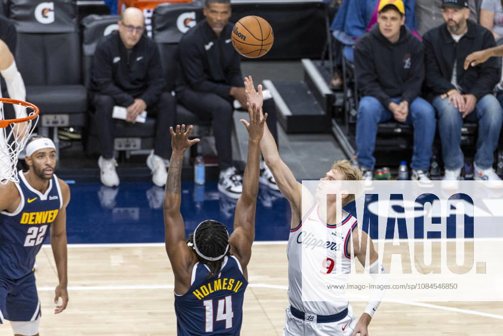 Los Angeles Clippers Gradey Dick (9) goes to the basket against Denver Nuggets DaRon Holmes II (14) during an NBA, Basketball Herren, USA preseason game on Wednesday, Oct. 14, 2026 in Inglewood Calf. NBA 2026: Clippers Vs Nuggets - ZUMAc68_ 20261014_zaf_c68_034