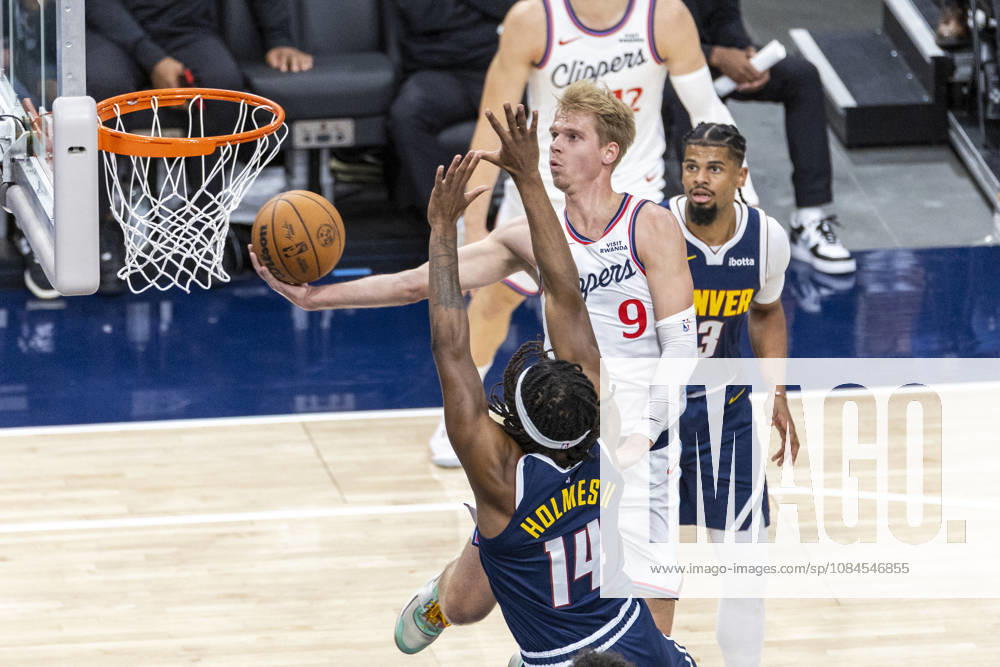 Los Angeles Clippers Gradey Dick (9) goes to the basket under pressure from Denver Nuggets DaRon Holmes II (14) during an NBA, Basketball Herren, USA preseason game on Wednesday, Oct. 14, 2026 in Inglewood Calf. NBA 2026: Clippers Vs Nuggets - ZUMAc68_ 20261014_zaf_c68_036