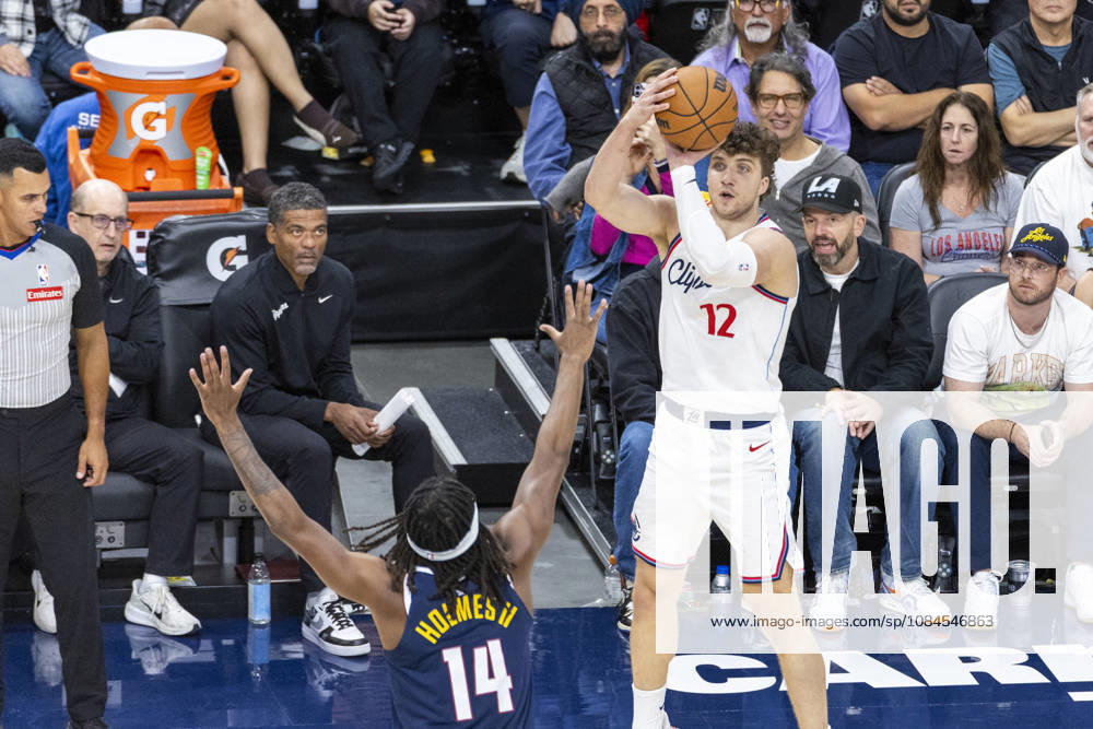 Los Angeles Clippers Nick Martinelli (12) shoots against Denver Nuggets DaRon Holmes II (14) during an NBA, Basketball Herren, USA preseason game on Wednesday, Oct. 14, 2026 in Inglewood Calf. NBA 2026: Clippers Vs Nuggets - ZUMAc68_ 20261014_zaf_c68_041