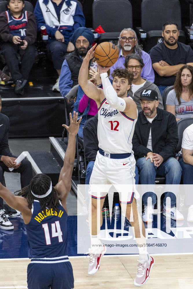 Los Angeles Clippers Nick Martinelli (12) shoots against Denver Nuggets DaRon Holmes II (14) during an NBA, Basketball Herren, USA preseason game on Wednesday, Oct. 14, 2026 in Inglewood Calf. NBA 2026: Clippers Vs Nuggets - ZUMAc68_ 20261014_zaf_c68_046