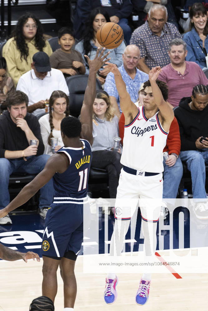 Los Angeles Clippers Keaton Wagler (1) shoots against Denver Nuggets Alpha Diallo (11) during an NBA, Basketball Herren, USA preseason game on Wednesday, Oct. 14, 2026 in Inglewood Calf. NBA 2026: Clippers Vs Nuggets - ZUMAc68_ 20261014_zaf_c68_048